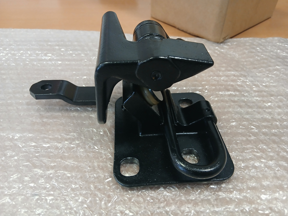 Петля двери нижняя левая Mercedes Actros (фиксатор)