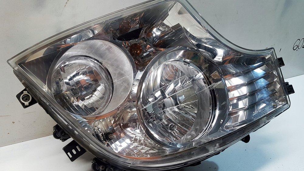 Фара правая мерседес актрос MP4 с корректором (с ДХО)
