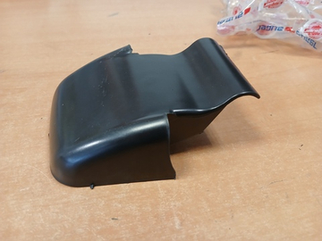 Крышка петли двери левая Scania