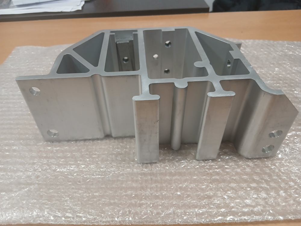 кронштейн бампера левый VOLVO FMX