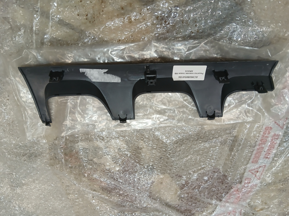 Решетка нижняя левая мерседес арокс