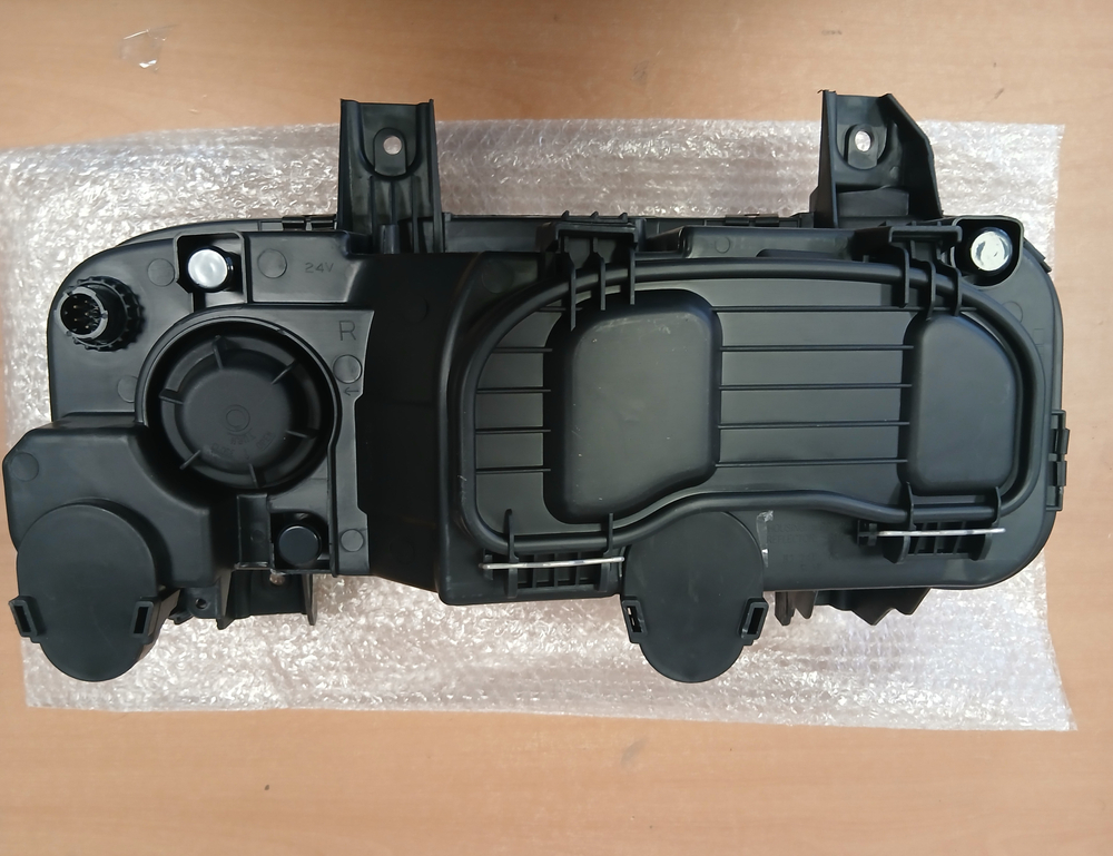 Фара Мерседес Атего правая с противотуманкой ручной регулировкой (УЦЕНКА разбито стекло)